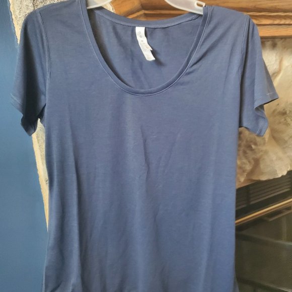 Amazon Essentials Core 10  Women's Classic Fit Short Sleeve Scoop Neck T-Shirt - Picture 3 of 14